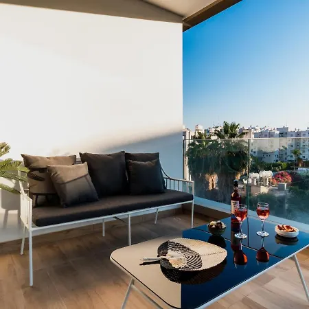 Marvellous Balcony Views From This Vacation Home On Top Of The World All Yours شقة *