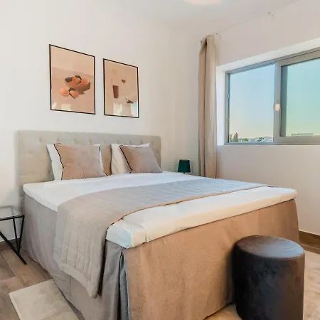 Marvellous Balcony Views From This Vacation Home On Top Of The World All Yours شقة *